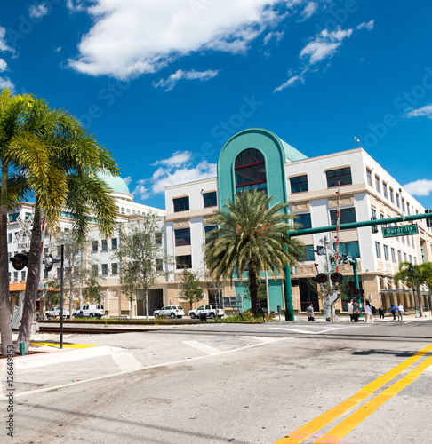 WEST PALM BEACH, FL - JANUARY 2016: Cityscape on a beautiful sun © jovannig
