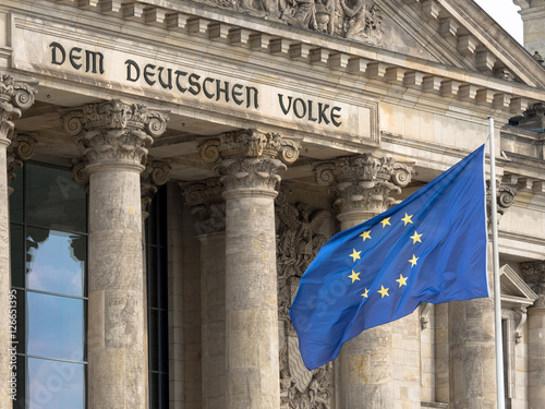 Reichstag in Berlin mit EU-Flagge