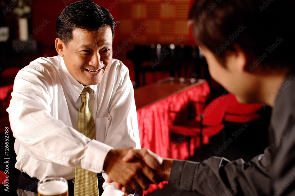 Obraz premium Two men shaking hands.