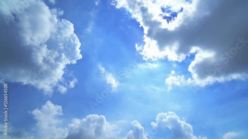 雲の間から見える青空