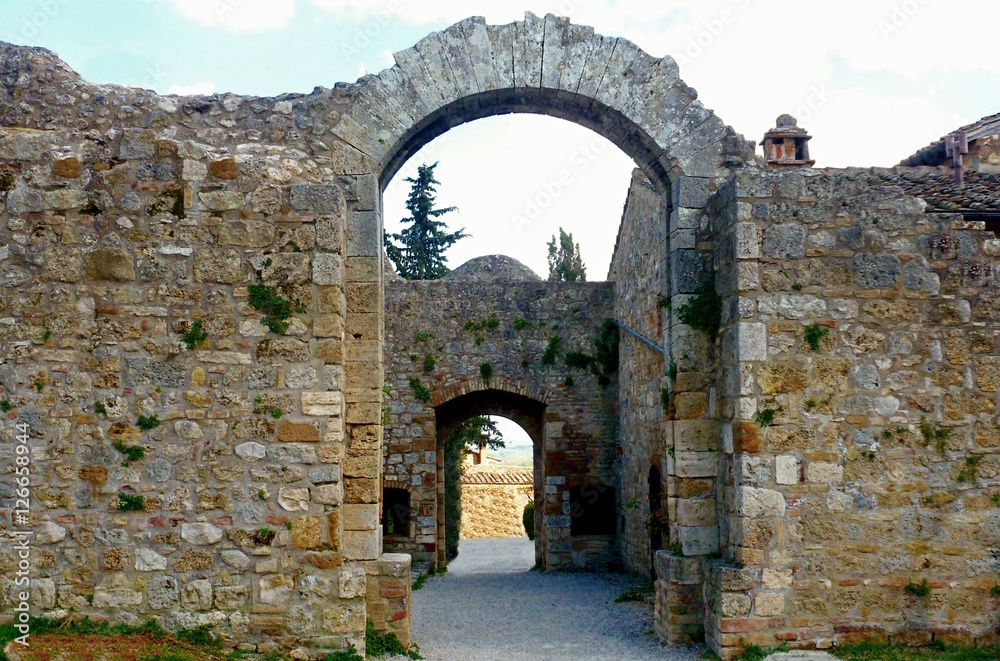 antiche costruzioni in pietra della fortezza difensiva di  San Gimignano in provincia di Siena, Toscana Italia