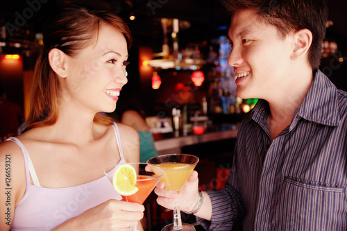 Canvas Print Couple standing and holding drinks