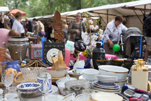 Konstfotografi Market boot with objects beeing sold at the weekend flea market in Berlin city center