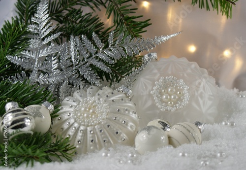 Weihnachtliches Arrangement in weiß