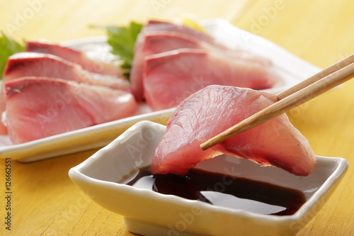 ぶりの刺身 Sliced raw fish