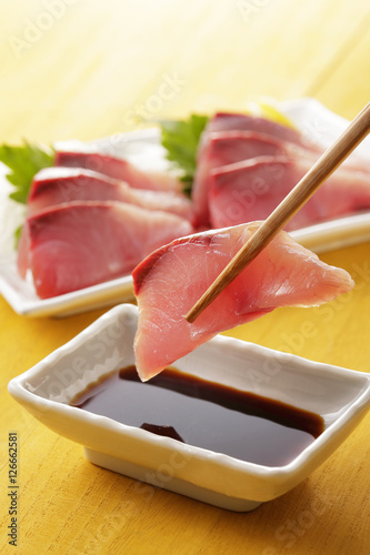 ぶりの刺身 Sliced raw fish