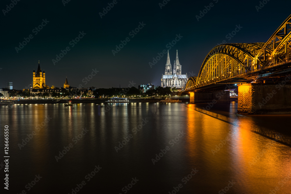 Fototapeta premium Skyline von Köln im Dunkel