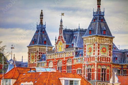 Obraz na płótnie Amsterdam Central Train Stationbuilt in the Neo-Renaissance style designed by Pierre Cuypers and A. L. van Gendt, HDR Image. w salonie