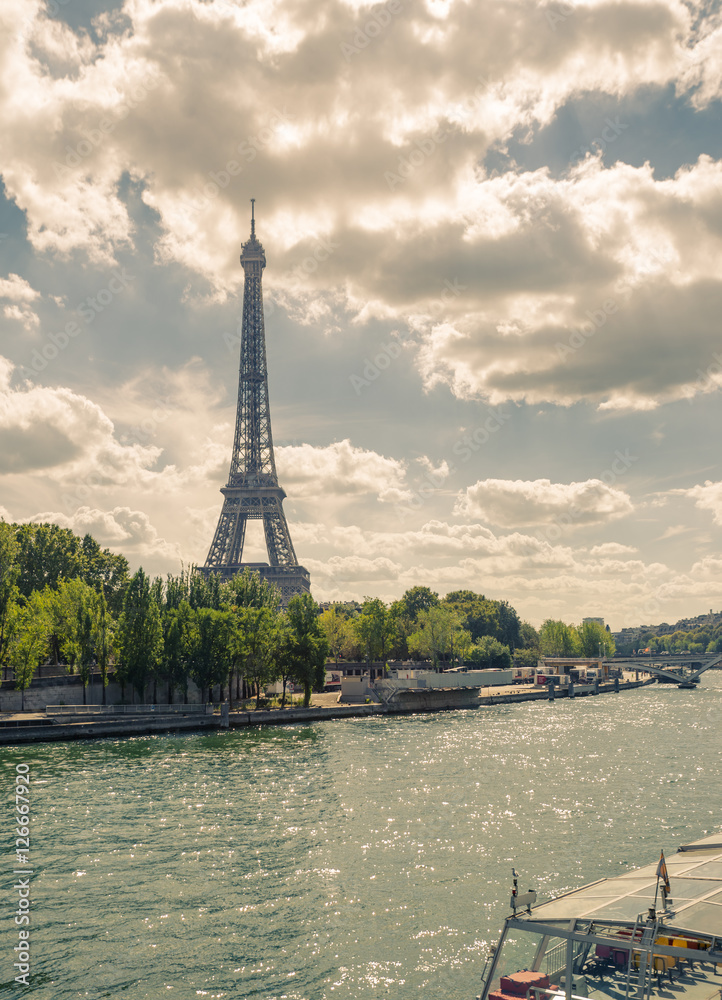 Fototapeta premium Wieża Eiffla. Paryż. Francja. Słynny zabytek historyczny na nabrzeżu Sekwany. Romantyczny, turystyczny, symbol architektury. Stonowany