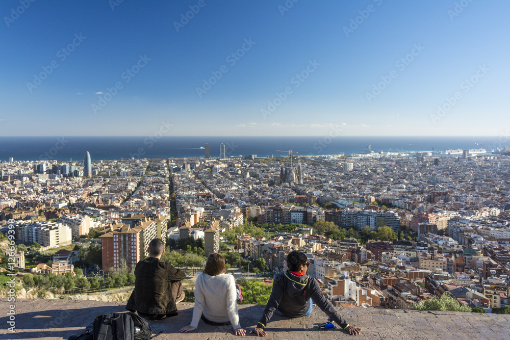 Fototapeta premium Młodzi ludzie podziwiający widok Barcelony z punktu widokowego Bunker Carmel