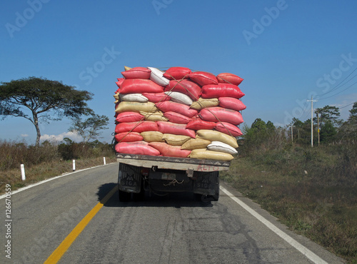 Fotografie A heavy overloaded truck in Chiapas, Mexico