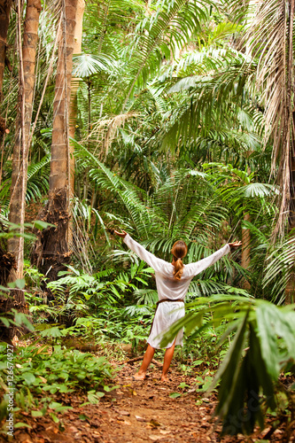 femme qui respire au milieu de la forêt tropicale