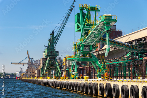 Port crane for transport of loose materials.