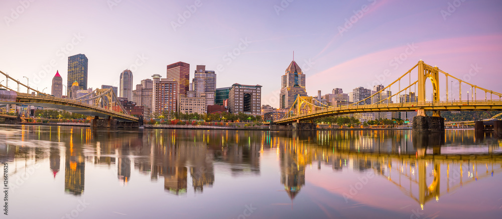 Obraz premium Panorama of downtown Pittsburgh at twilight