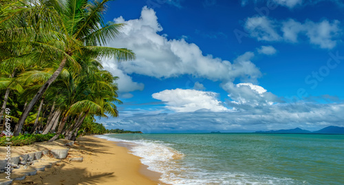 Fototapeta Naklejka Na Ścianę i Meble -  Sunny day with blue cloudy sky at tropical Maenam beach, Koh Samui, Thailand