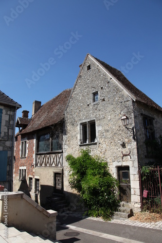 Fa  ades anciennes pr  s de l   glise de Chatillon-sur-Loire.