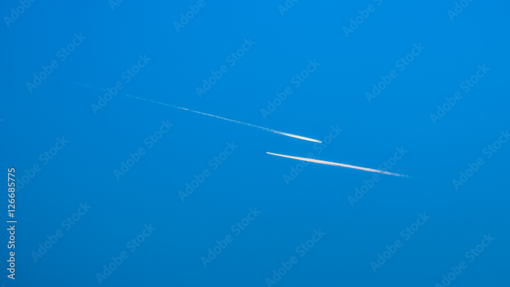 Obraz premium Two airplanes flying in blue sky