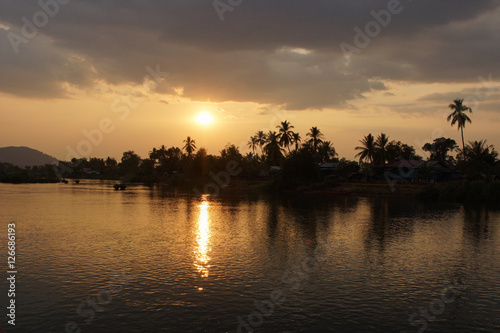 Sonnenuntergang   ber dem Mekong  Don Khone Insel  Laos  Asien