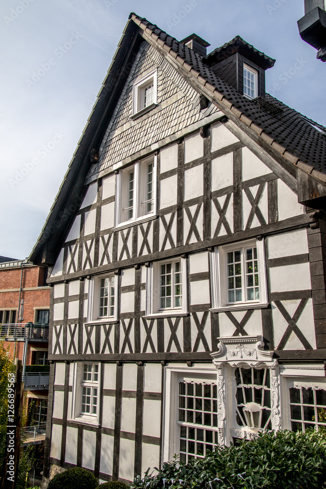 Altes Fachwerkhaus mit blauem Himmel, Historische Altstadt
