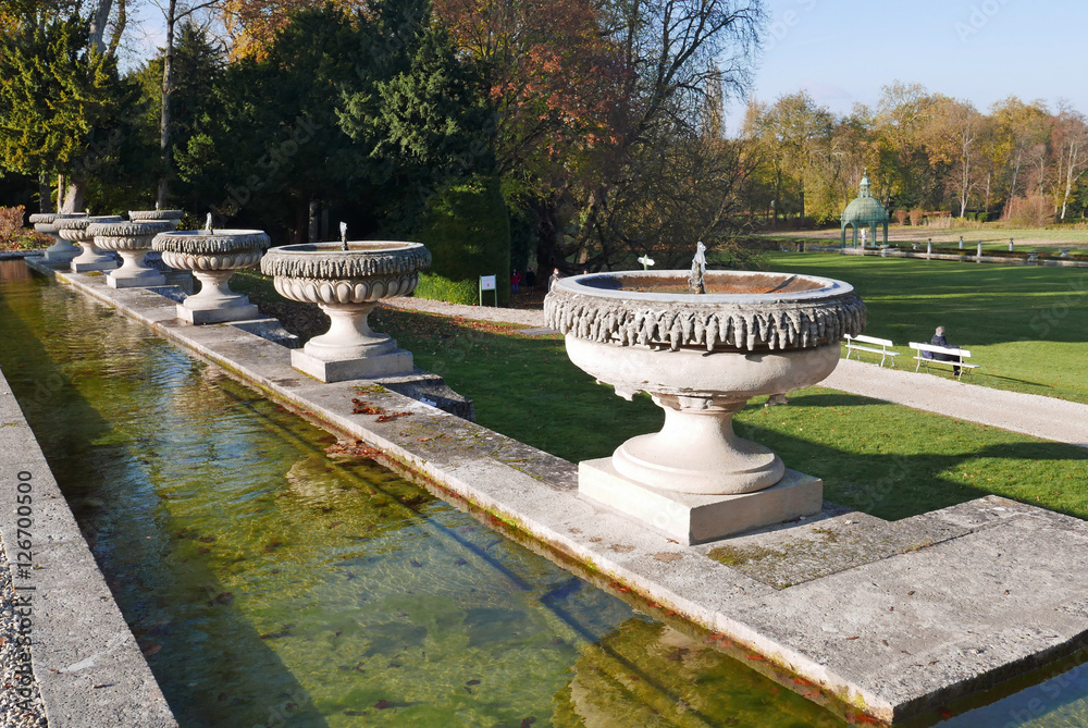 Fontaine à vasques du parc de Chantilly, France