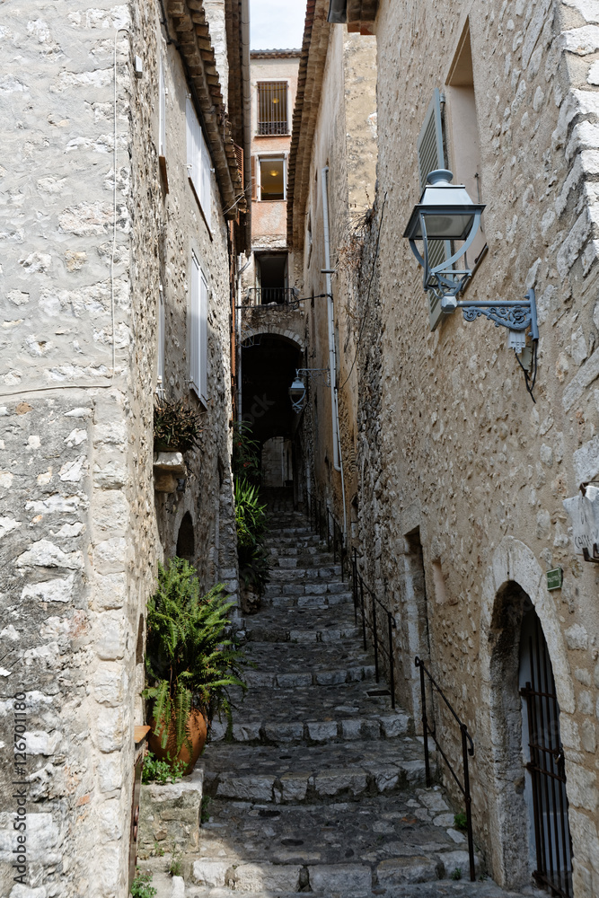 passage piéton et escalier en pierre, gardien des traditions dans le village de Saint-Paul de Vence, Alpes-Maritimes, France