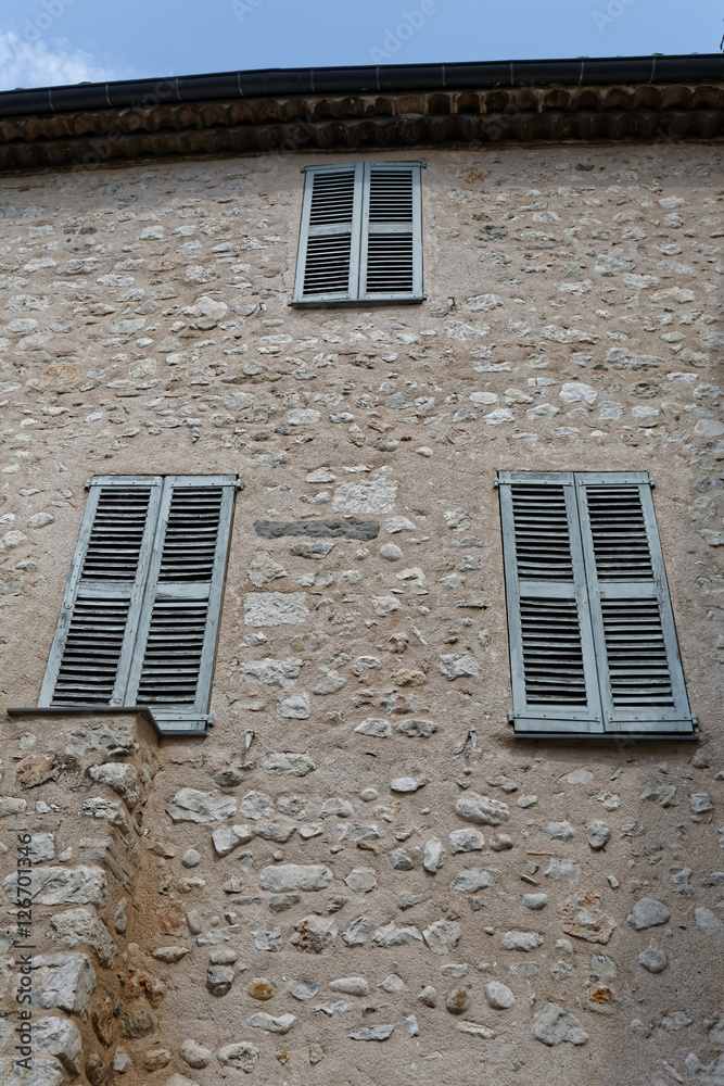 Volets clos d'une haute habitation traditionnelle dans le village de Saint-Paul de Vence dans les Alpes-Maritimes, France