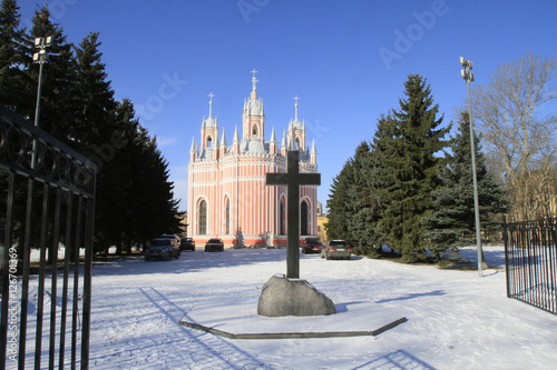Croix. Eglise Chesma. Vue du cimetière. Saint-Pétersbourg. Russie. photo