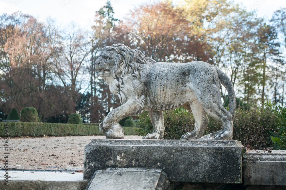 Statue de lion en pierre au parc Wallach à Mulhouse