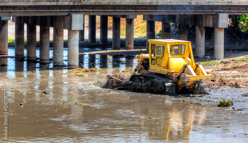 Obraz na plátně Grader working in river