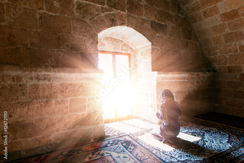 Canvas Print Young Muslim Woman Praying In Mosque