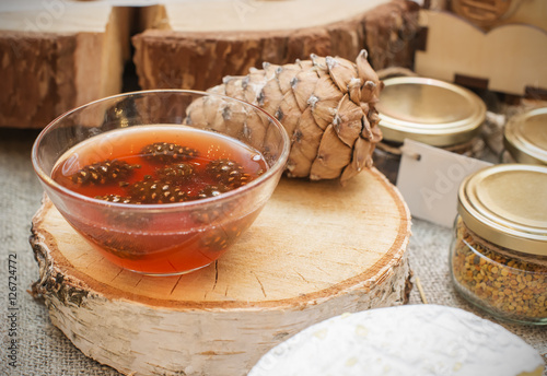 Obraz na płótnie cones jam on wooden table w salonie