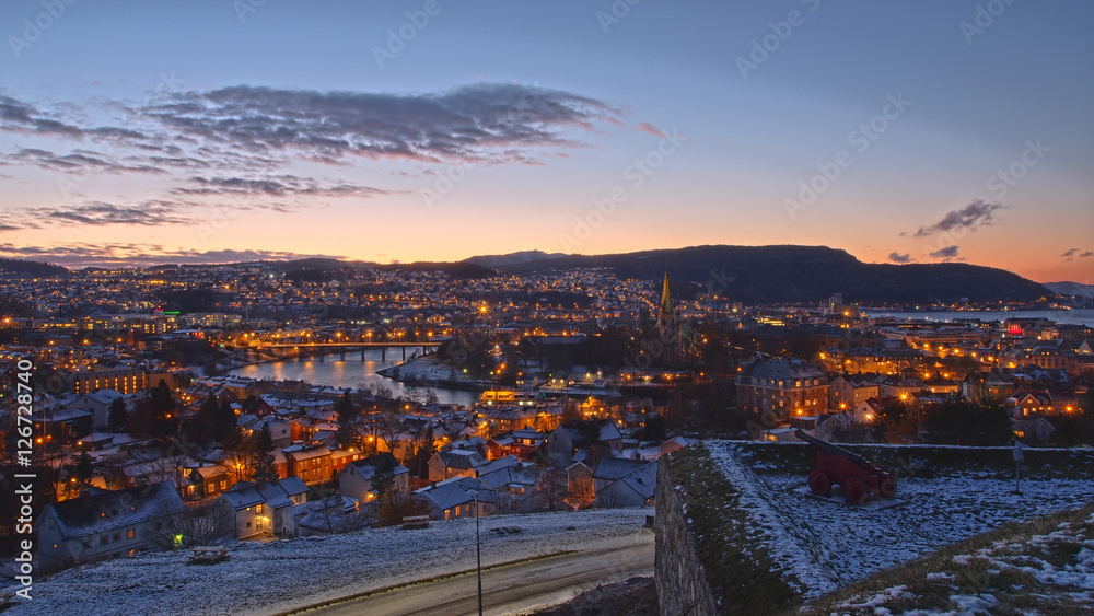 Blick auf Trondheim in Norwegen von der Festung Kristiansten aus. - obrazy, fototapety, plakaty 