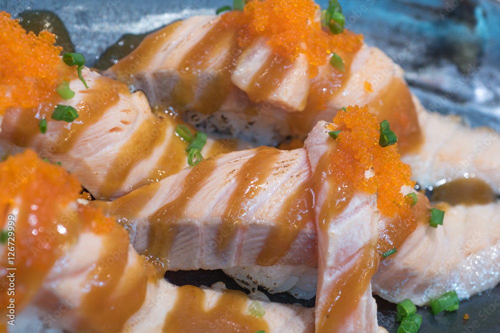 Salmon Aburi Roll, Salmon Aburi Sushi, Salmon aburi saikyo sushi foto