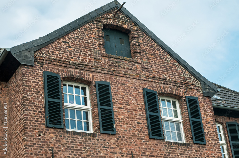 Burgfassade mit Fensterläden