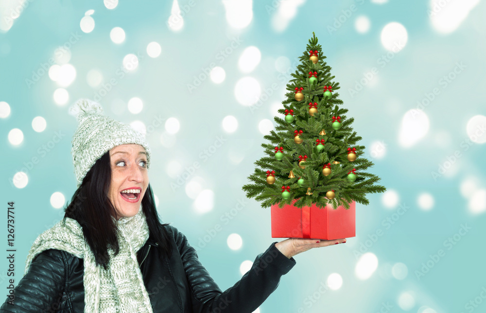 Frau mit Weihnachtsbaum in der Hand. Frau mit Weihnachtsbaum in der Hand.