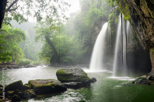 Fototapeta Naklejka Na Ścianę i Meble -  Heo Suwat Waterfall