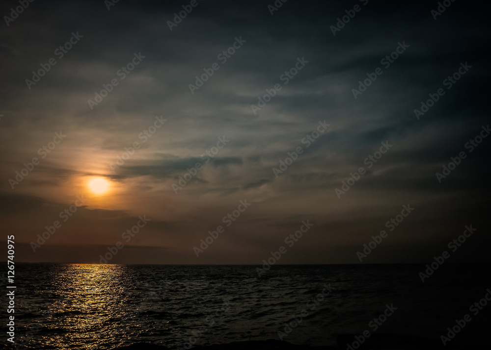 Obraz premium Sunset by the sea 