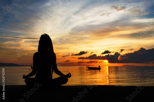 Foto serenity and yoga practicing at sunset, meditation