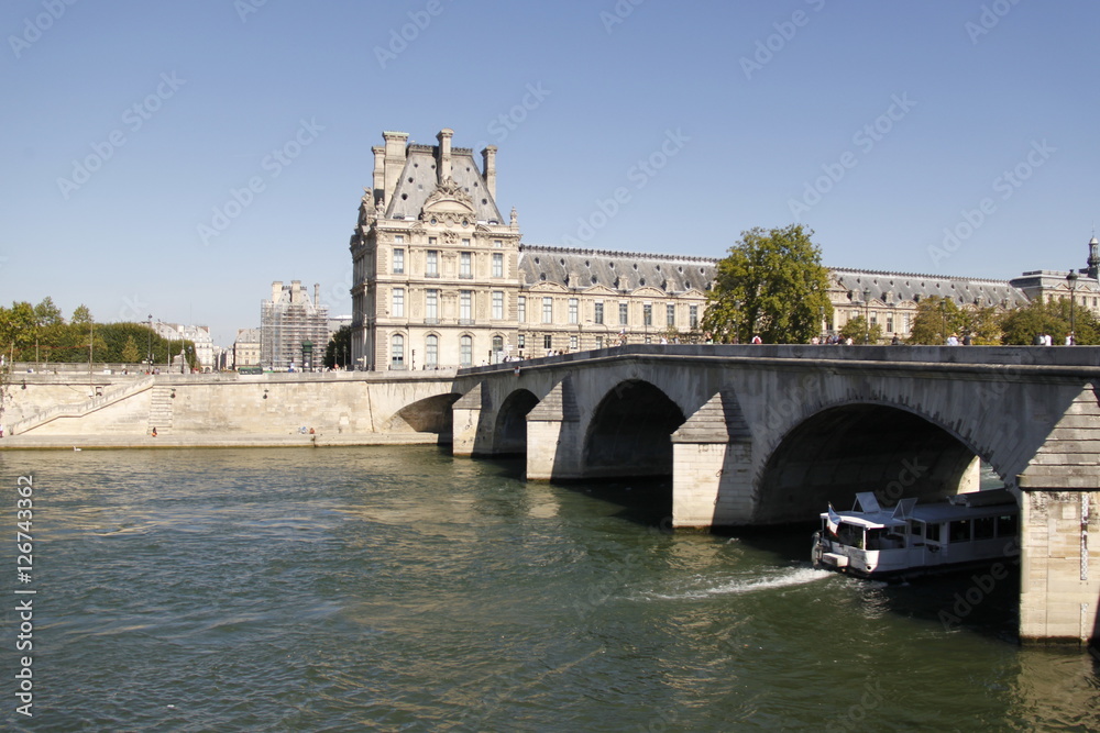 Pont Royal et Musée du Louvre à Paris	