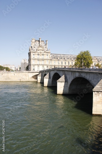 Pont Royal et Musée du Louvre à Paris  © Atlantis