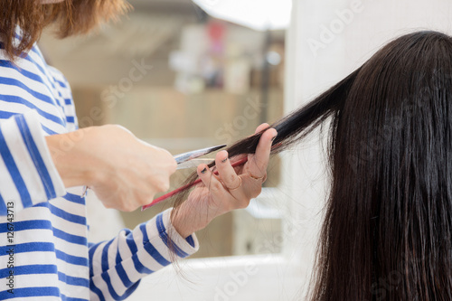 美容院で髪を切る女性、ヘアサロン、カット、手元