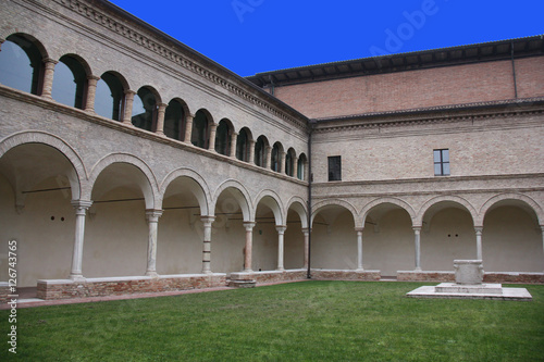Cloître du couvent franciscain à Ravenne, Italie