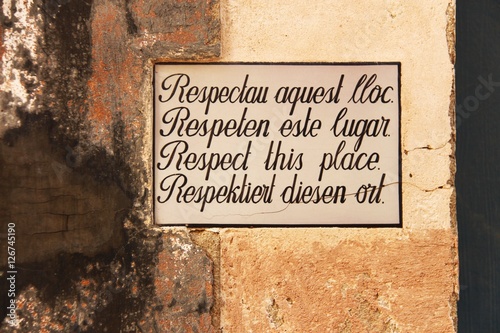 schild respektiere diesen ort I