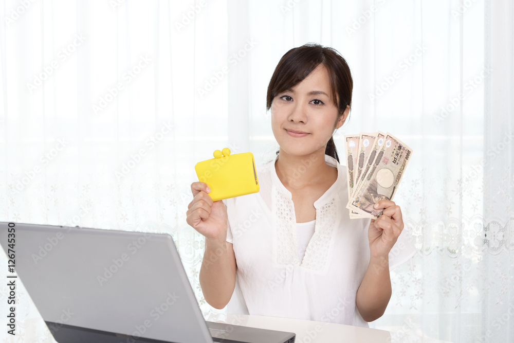 紙幣を持つ笑顔の女性