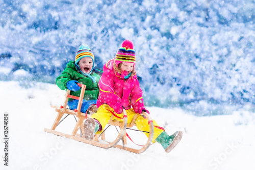 Принти на полотні Kids having fun on sleigh ride