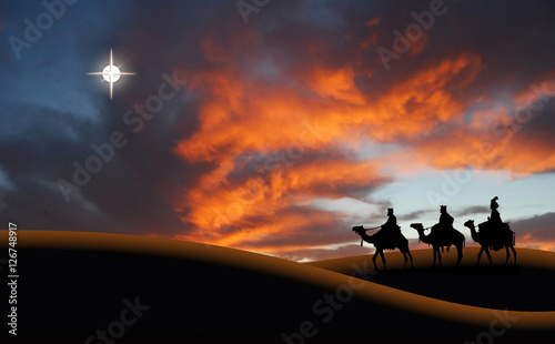 Reyes Magos, Navidad, desierto con cielo anaranjado, estrella photo