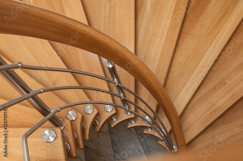 détail escalier en colimaçon en bois et métal