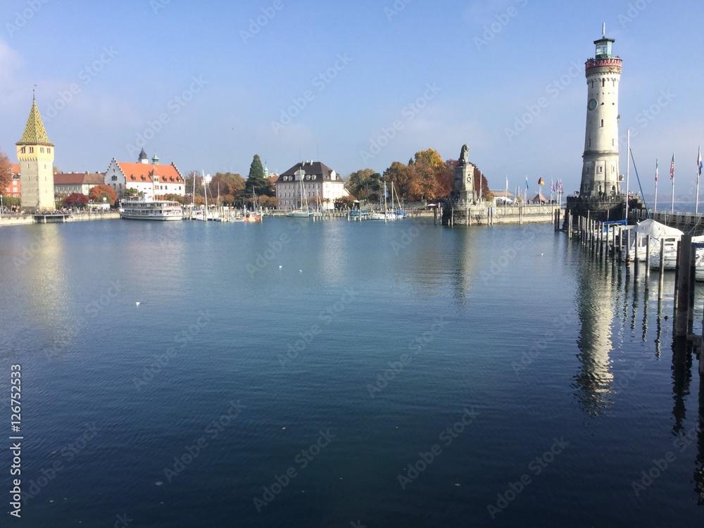 Herbst am Bodensee / Blick zur Lindauer Hafeneinfahrt