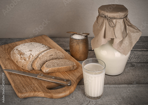 Obraz na płótnie glass of milk and fresh homemade bread with solt on wooden table w salonie