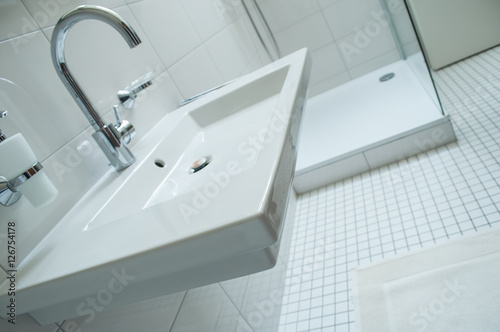 design salle de bain blanc et chrome